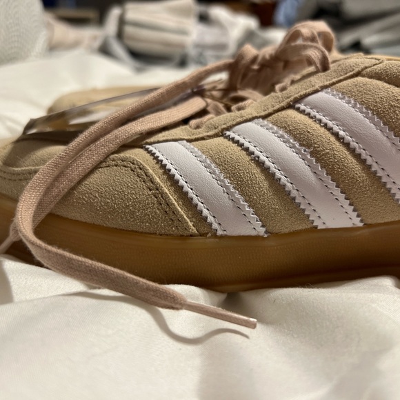 Adidas Women’s Gazelle Magic Beige Gum bottoms Size 8.5 - Picture 6 of 11